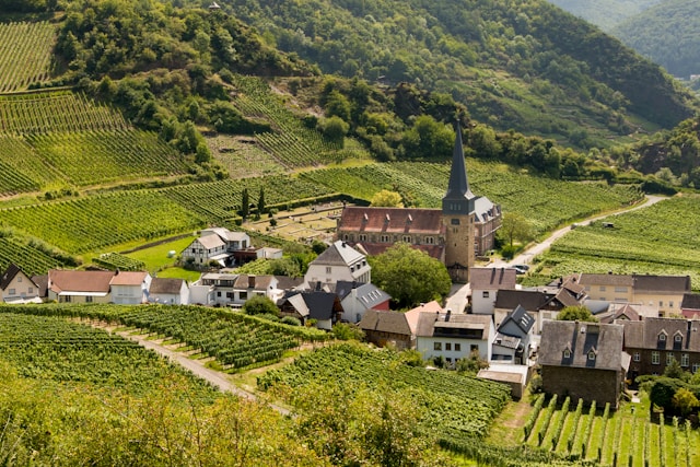 Dorf Mayschoß in Deutschland mit Weinbergen
